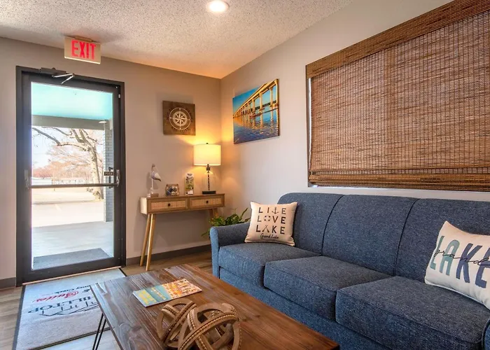 Hilltop Inn & Suites Grove