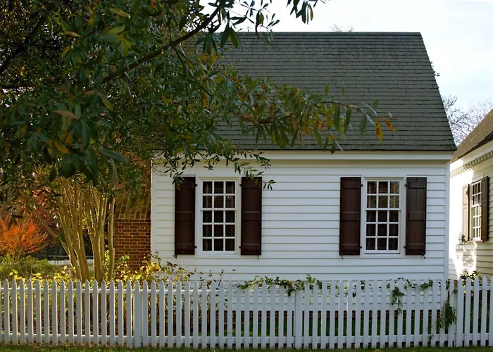 Colonial Houses, An Official Colonial Williamsburg Hotel