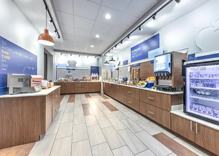 Holiday Inn Express & Suites Moore By Ihg