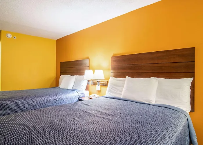 Econo Lodge At Six Flags Austell